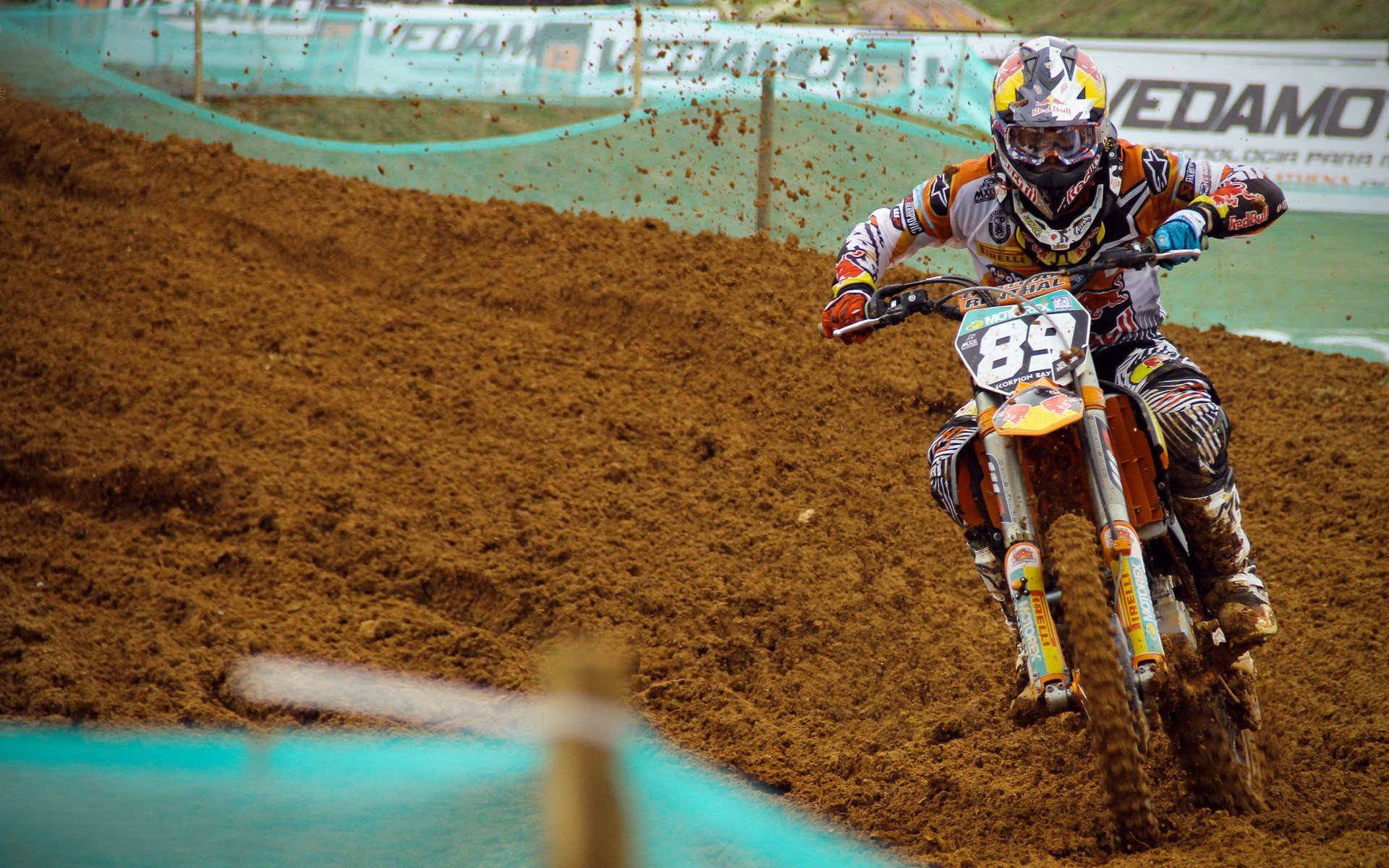 拜仁压迫落点精准,断球即反击,拜仁控球