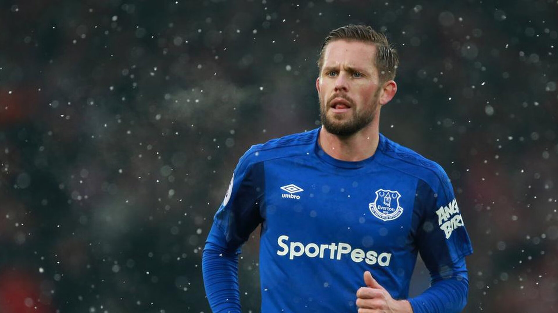 爱游戏app注册-英超激烈争夺，豪门奋战不断